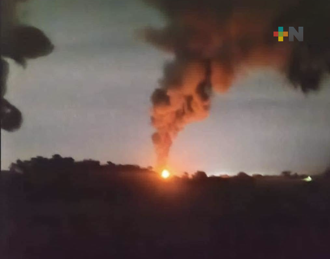 Fuerzas de tarea atienden incendio de pipa en carretera Tierra Blanca-Las Prietas